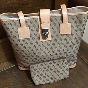 Dooney & Bourke bucket style handbag